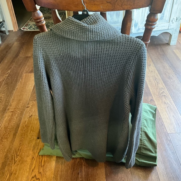 Kate and Sam medium LS sweater - Picture 2 of 6